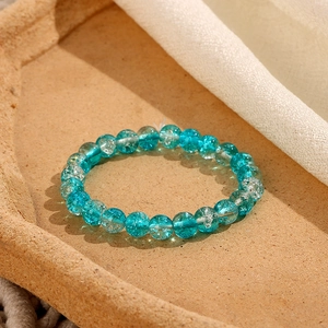 Dettaglio di perle in cristallo blu lago da 8mm con trama interna a crepe di ghiaccio