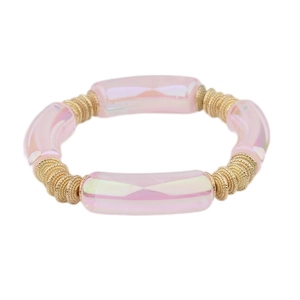 Detail van lichtroze aurora buisperalen en gouden schijven op een kralenarmband