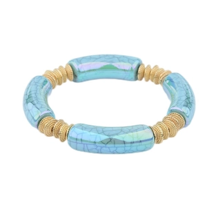 Detail van de boheemse goudkleurige kralenarmband met cyaan acryl buizen en ijsbarsttextuur