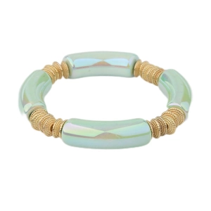 Detail van lichtgroene aurora buiskralen en gouden afstandhouders op een kralenarmband