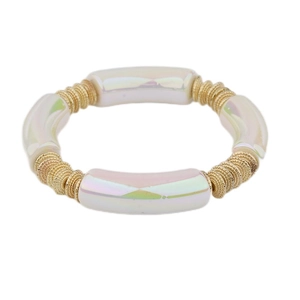 Detailopname van de iriserende buiskralen en gouden getextureerde kralen op de armband