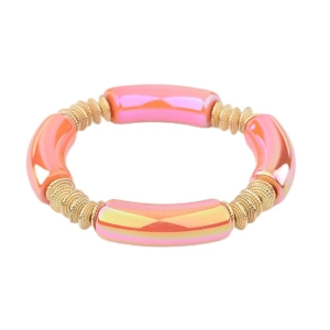 Modieuze iriserende roze buisarmband met gouden schijfkralen in een afwisselend patroon