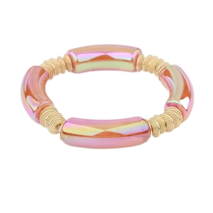 Regenboog buisarmband met metallic roze afwerking en getextureerde gouden metalen kralen