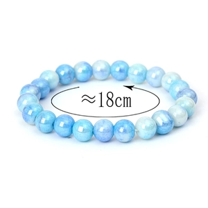 Bracelet minimaliste en perles de verre cristal bleu ciel et blanc, texture craquelée, 18cm