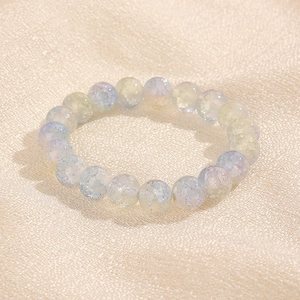 Gros plan sur les perles de 10mm à texture craquelée et dégradé bleu-jaune du bracelet