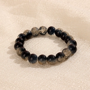 Vue détaillée de perles de 10mm avec dégradé translucide et textures minérales naturelles