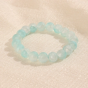 Bracelet de perles bleues dégradées 10 mm avec texture naturelle sur fond de lin doux