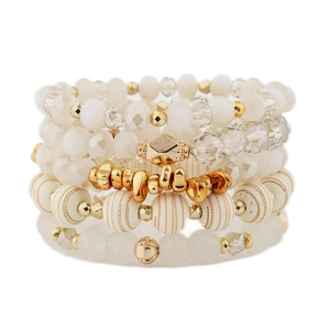 Detail von böhmischem Lagen-Perlenarmband Set mit gestreiften Holz- und Kristallperlen