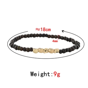 Bracelet extensible fait main avec perles brunes 4mm et cinq accents dorés irréguliers