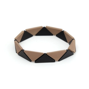 Detail eines geometrischen zweifarbigen Boho-Armbands mit matt-schwarzen und khakifarbenen Dreiecken