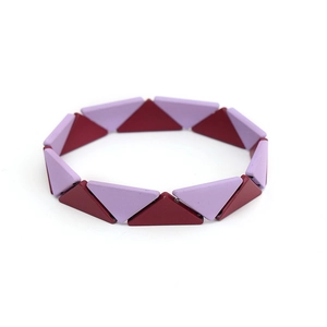 Detailansicht des böhmischen geometrischen Armbands mit lila und roten Dreiecksmustern