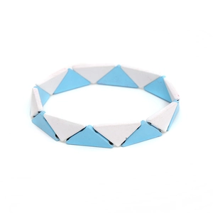 Detail der blau-weißen dreieckigen geometrischen Perlen eines Boho-Armbands
