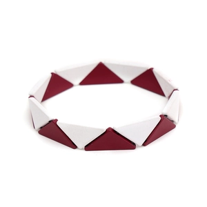 Detailansicht des geometrischen rot-weißen elastischen Armbands mit Dreiecksmuster