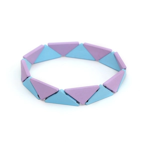 Makro-Detail geometrischer lavendel- und himmelblauer Dreiecksperlen auf einem Armband