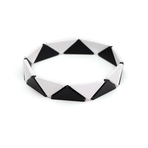 Minimalistisches böhmisches Armband mit geometrischen schwarz-weißen Dreieckmodulen