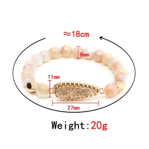 Perlenarmband mit pastellfarbenen Glassteinen und goldenem Tropfenanhänger