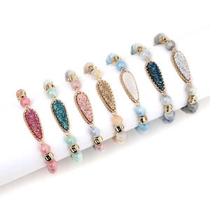 7er-Set bunte Boho-Perlenarmbänder mit Druzy-Anhänger in Tropfenform und Goldrand-Dekor