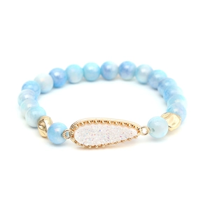 Damen-Armband mit blauen Marmorperlen, goldenem Tropfenanhänger und Glitzerfüllung