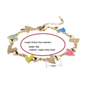 Farbenfrohes Herz-Charm-Armband mit Goldkette, Emaille-Herzen und Pavé-Zirkonia-Steinen