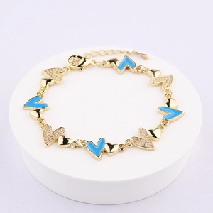 Makroaufnahme von Herz-Armband mit blauem Emaille und mikrogefassten Kristallen