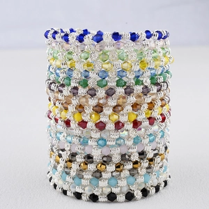 Bracelet bohème en cristal avec perles facettées colorées et détails de fleurs argentées