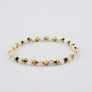 Bracelet bohème en cristal avec perles dorées facettées et breloques de fleurs argentées