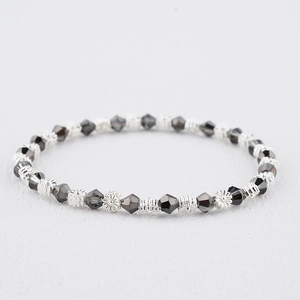 Bracelet bohème en perles de cristal avec perles facettées sombres et accents floraux