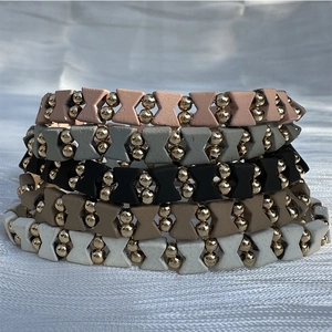 Fünfteiliges stapelbares Schleifen-Armband-Set in pastellfarben mit Goldperlen-Akzenten