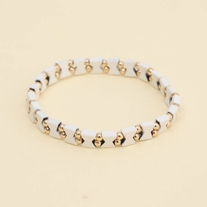 Vintage-Armband mit weißen X-Gliedern und goldenen Perlen auf gelbem Hintergrund-Design