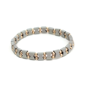 Minimalistisches geometrisches Perlenarmband mit goldenen Perlen und grauen Akzenten