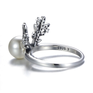 S925 Sterling Silber Ring mit einer eleganten Perle und Diamantstern-Verzierung