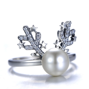 Makro-Detail des silbernen Rentiergeweih-Rings mit weißer Perle und Zirkonia-Sternen