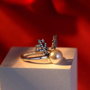 Detailaufnahme des Weihnachts-Rentierrings mit Zirkonia-Pavé und einer weißen Perle