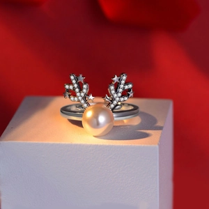 Detailaufnahme des S925 Silber Elchgeweih Rings mit Perle und pavébesetzten Sternen