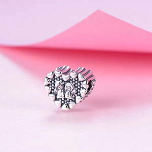 Charm a cuore in argento sterling S925 con rilievo di bimbi per bracciali fai-da-te macro