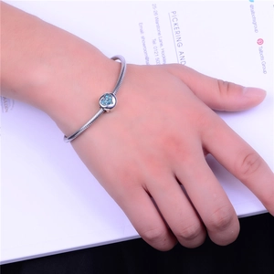 Pulsera de plata de ley 925 con amuleto de corazón de circonita azul brillante