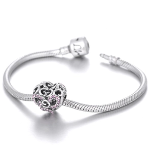Dettaglio pendente cuore in argento S925 con zirconi rosa su bracciale a maglia
