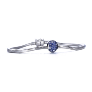 Detail van de 925 zilveren slangenarmband met een blauwe bedel van pavé kristal