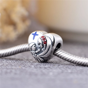 Macro di charm a cuore in argento S925 con rilievo madre e figlio e stelle in smalto blu