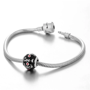 S925 zilveren slangenarmband met zwarte Good Luck bedel en rode kristallen details