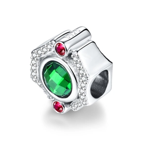 Detalle macro de la cuenta del zodiaco de plata S925 con gema verde y circonitas pavé