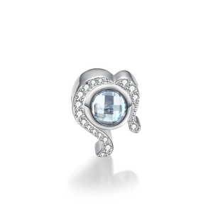 Detalle macro del colgante de corazón en plata S925 con circón grande y pavé de piedras