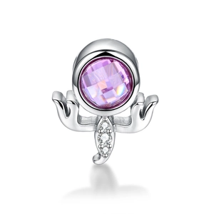 Detalle del charm astronauta de plata S925 con gema púrpura y circonitas brillantes engastadas