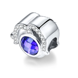 Detalle macro del charm de plata S925 con piedra púrpura facetada y circonitas micropavé
