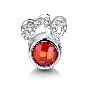 Detalle de abalorio de plata S925 con gema roja facetada y detalles de pavé brillante