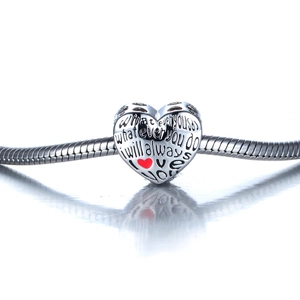 Macro di un ciondolo a cuore in argento S925 con incisione romantica e smalto rosso