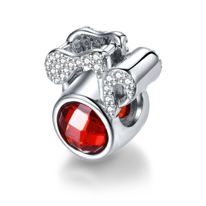 Macro de abalorio de plata S925 con gran gema roja y detalles de circonitas brillantes