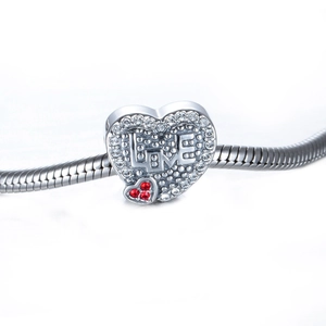 Charm a cuore in argento S925 con pietre scintillanti e gemme rosse su catena snake