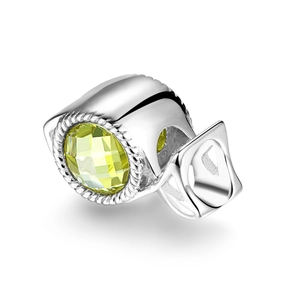 Vista macro de charm de plata S925 con gema facetada en color verde amarillento