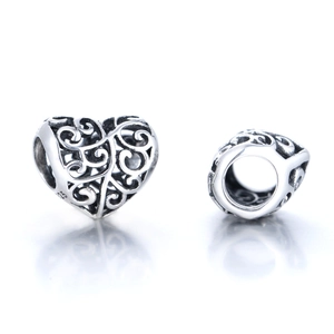 Dettaglio del ciondolo a cuore in argento sterling S925 con motivi filigranati traforati